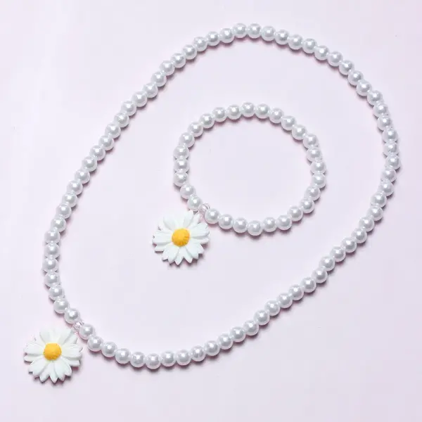 Daisy May -White
